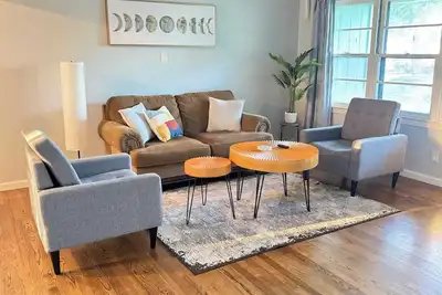 Image de 🏡 Heart of Abilene – Charming 3-Bedroom, 1-Bath Home ✨<br><br>Enjoy a cozy and inviting stay in this 3-bedroom, 1-bath home, perfectly located near restaurants, shopping, and local attractions 🍽️🛍️.