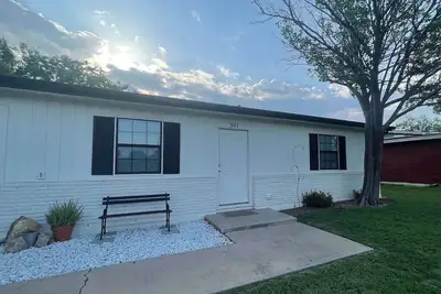 Image de 🏡 Abilene Restful Retreat – 2br / 2ba ✨<br>Enjoy a cozy and relaxing stay in Abilene. This comfortable home is perfect for families, friends, or business travelers and is conveniently located near restaurants, shopping, and local attractions. 🌟