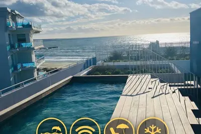 Image de rooftop piscine, terrasse vue mer, acces direct plage