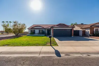 Image de Cozy Furnished Home 3/2 with a Pool