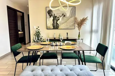 Image de 5 minutes from Oakland Mal! 3 bedrooms and A/C