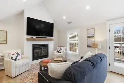 Image de Lux on Main | Downtown | Parking | Sleeps 8, #204