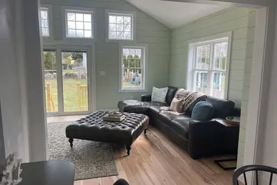 Image de Charming, spacious cottage in the Heart of Padanaram Village!