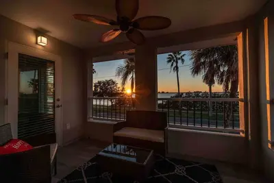 Image de Waterfront Modern and Spacious Condo 2 Bed/2bath
