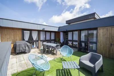 Image de Gîte Chalet à 50 m d’un lac avec vue, terrasse privée et Wi-Fi