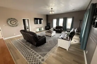 Image de River Ridge Retreat! Private, lots of parking, game room, garage.