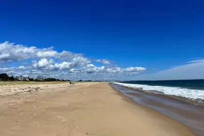 Image de Large, 4, 300 sq. ft. custom built 5 Br home on private 2. 2 acres in Watch Hill