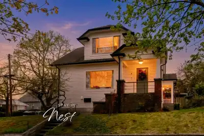 Image de 12 Guests · 3 Kitchens · 10 Mins to Lumen Field