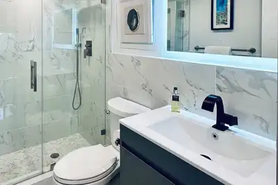 Image de Elegant two bedroom, two bath retreat on the Miami River. With an amazing view. .