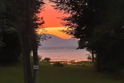 Lake Front Oasis / Private Beach / Epic Sunsets