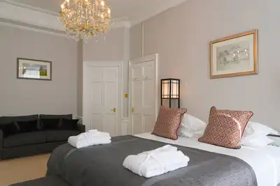 Image de Elegant historic Edinburgh apartment with space for ten in a prime city location