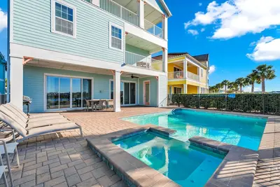 Image de Vibrant Island Getaway with Private Pool Near Disney with Margaritaville Resort.