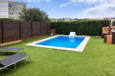 Image de Maison avec piscine et parking, près plage
