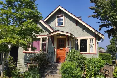 Image de Eclectic Home Near Commercial Drive- Quick Transit
