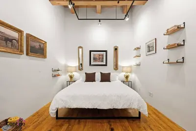 Image de Historic Art Loft | Walk to Rogers | Free Parking