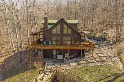 Image de Luxury Deep Creek Lake Cabin • Sauna • Hot Tub • Arcade • Fire Pit •Pet Friendly