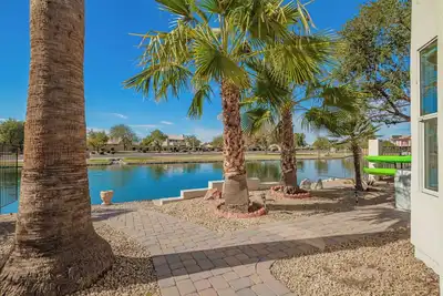Image de Fish and Kayak at The Lake House