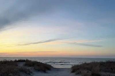 Image de Beautiful one-bedroom condo steps to the pristine Atlantic Ocean