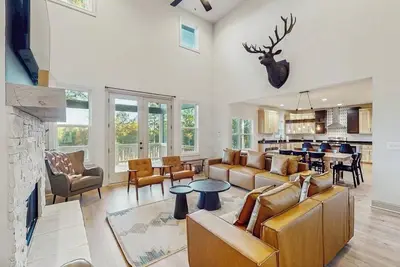 Image de Amazing home with wifi, game room, expansive outdoor patio & serene views
