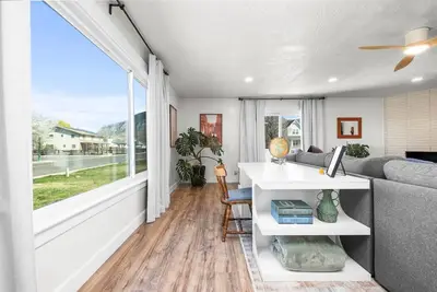 Image de Mountain View Manor | Huge Yard | Sleeps 9 | Parking | Fiber WiFi | Bounce House