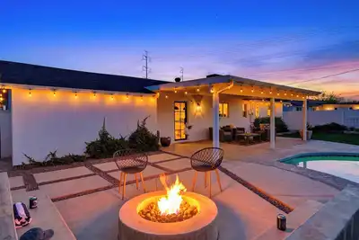 Image de Private Pool + Firepit + Ping Pong + Expansive Backyard | Mins to Dining