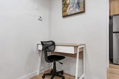 Image de 2br Near Yeg Airport | King Bed + Mini Golf!