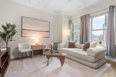 Image de Golden Suite on State St | Steps to Oak St Beach & Magnificent Mile | Sleeps 4