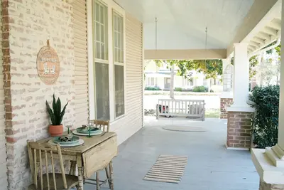 Image de 125 year old historic Craftsman home on a peaceful Main Street boulevard