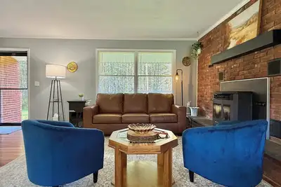 Image de Welcome to The Landing Pad. A warm and inviting retreat designed by a family of pilots who know the value of rest between adventures. Subtle aviation touches give this home a unique personality while maintaining all the comforts of a cozy getaway.