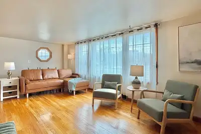 Image de Just one turn from Cooperstown All Star Village, this thoughtfully designed 4br home features rich Americana style, elegant finishes, two living areas, and space for 9. Ideal for a comfortable, elevated stay.