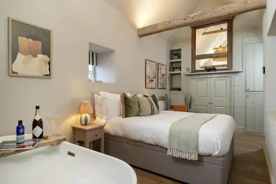 Wonderfully presented dog friendly - Thimble Cottage