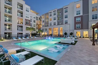 Image de Modern 2br Bayou Retreat. Pool. Gym. Balcony
