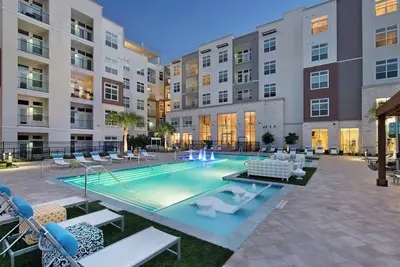 Image de Modern 3br Bayou Retreat • Pool • Gym • Balcony in Houston