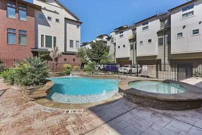 Image de Cozy 3 bed 3 bath townhome with pool & hut tub. Best location in Houston!