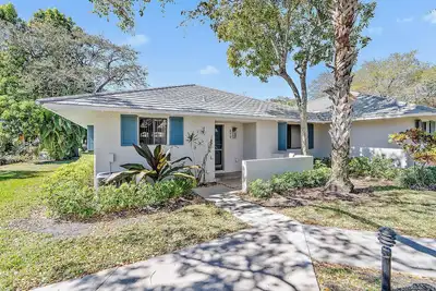 Image de Beautifully updated, end unit, waterfront club cottage. 2br 2ba + Pool and More!