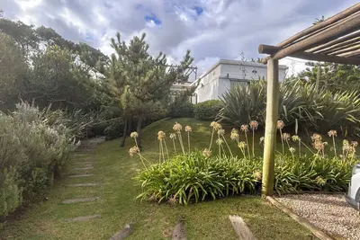 Image de Spacious 4-bedroom house with a pool across the street from Ocean Park beach