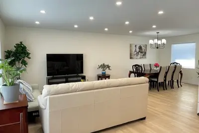 Image de Newly renovated single house 5 minutes to Heritage park Calgary