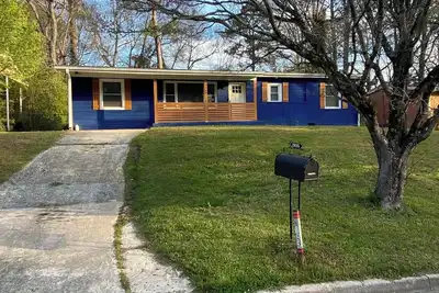 Image de The Blue House on the Block