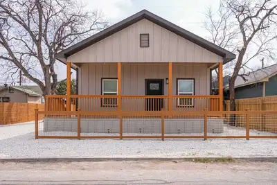 Perfect 2br/2ba Base: Chill, Modern, Near Downtown