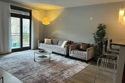 Image de Multi Level Roof Top Loft - Mercedes Benz Stadium Views! Walk to Fifa + Parking