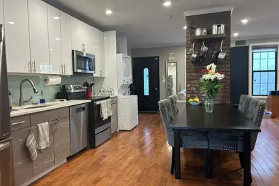 Image de Spacious 3br Duplex with Private Entrance – Easy Nyc Access