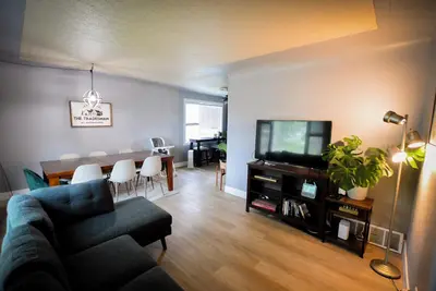 Image de Cozy 4 Bdrm Renovated Older Home - Free Parking - Quiet Neighbourhood