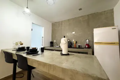 Image de Cozy 1 bdrm Golden Zone apartment 1