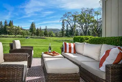Image de Luxury stay, views galore & pool. Walk to resort dining.