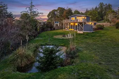 Image de Designer Cottage Chic Farmhouse l 3 Min to Town l Acre Land l Ocean Views