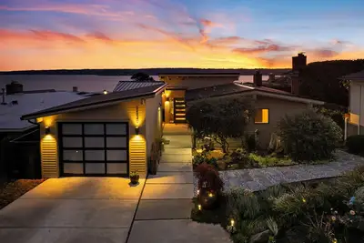 Image de Spacious 5 bedroom home with one of West Seattle's most breathtaking views