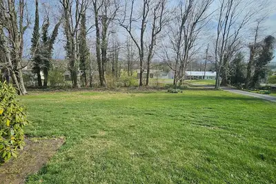 Image de 4-bed house w/ new Hvac, fiber internet, and private wooded acre in Bristol