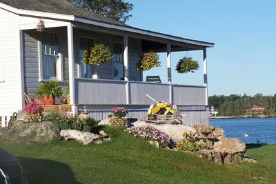 Image de Cozy 2-bedroom cottage located in the heart of inner Boothbay Harbor.