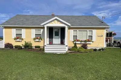 Image de Entire Waterfront Cottage (Private) with Panoramic Ocean & Sunset Views