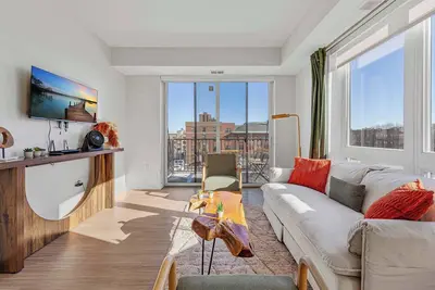 Image de Loring Park King Suite | Rooftop Access